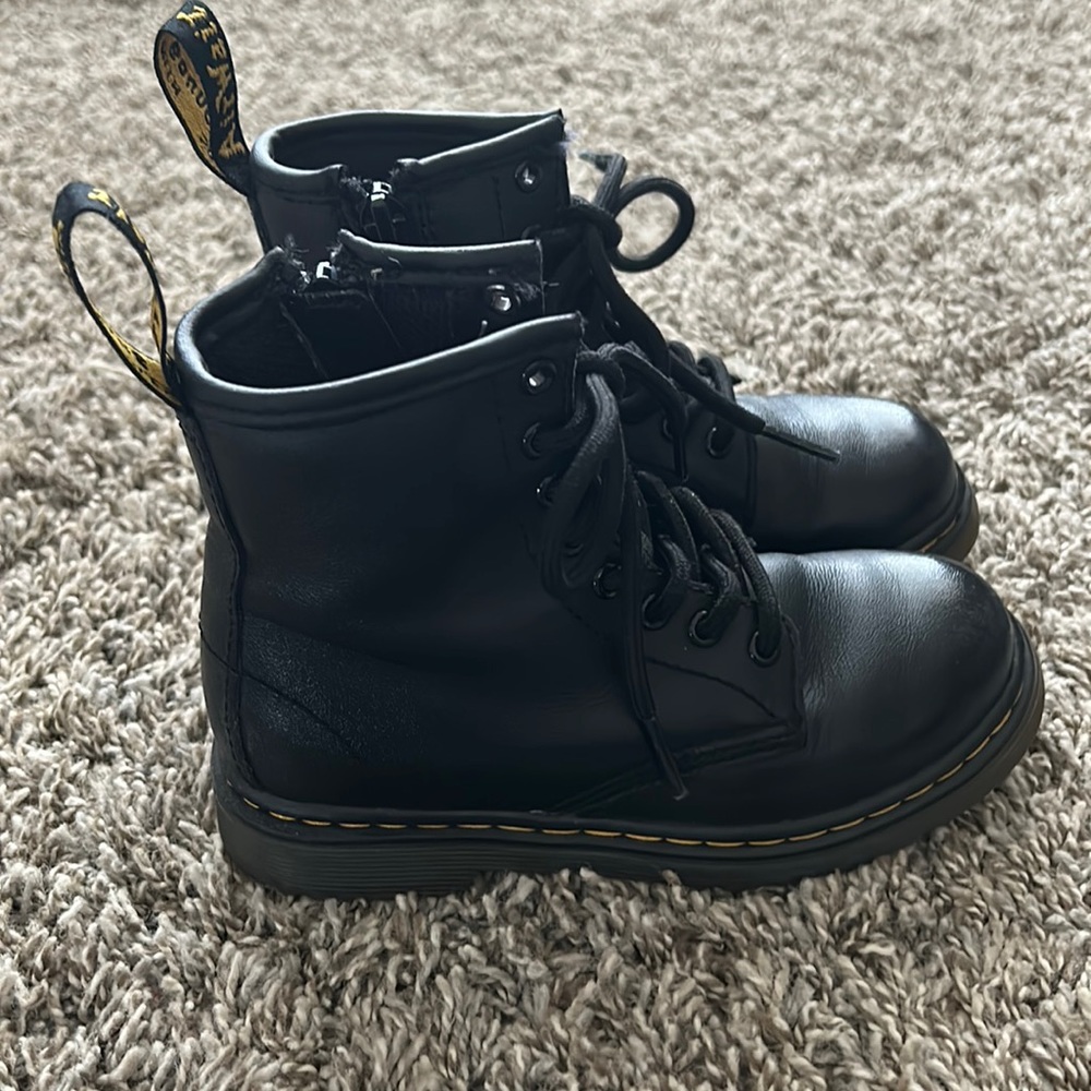 COPY - Dr. Martens kids classic leather boots. Size 11.